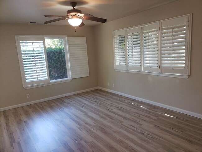 Building Photo - 579 Morgan Dr