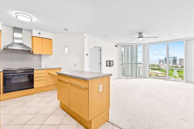 Building Photo - Beautiful Honolulu views from this bright ...