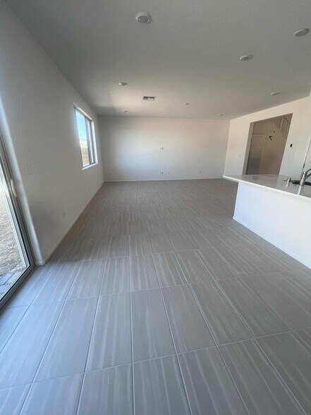 spacious main living area - 5924 Tomsik St