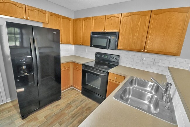Building Photo - Light and bright 3 bedroom 2 bath townhome...