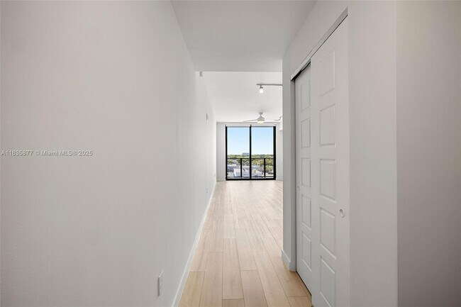 Building Photo - 555 NE 8th St
