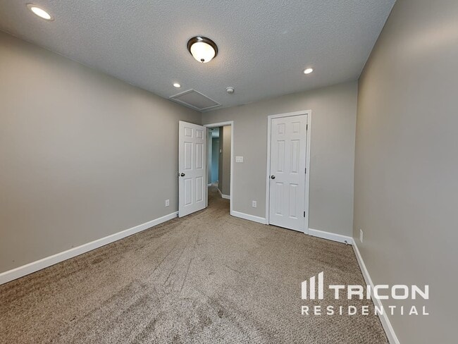 Building Photo - 4424 River Edge Dr