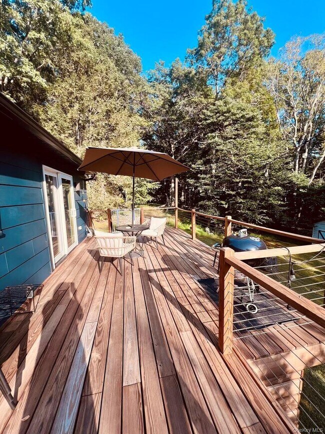 Building Photo - 136 School St