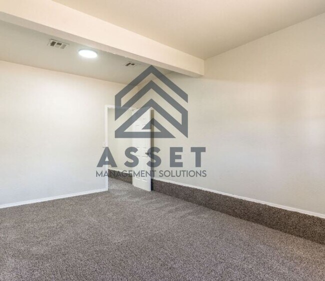 Building Photo - Lovely 4 Bed 1.5 Bath!!