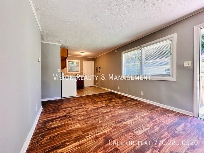Building Photo - 2BD 1BA Duplex Unit East Point