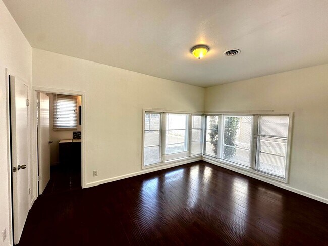 Building Photo - 607-611 N. El Molino Avenue