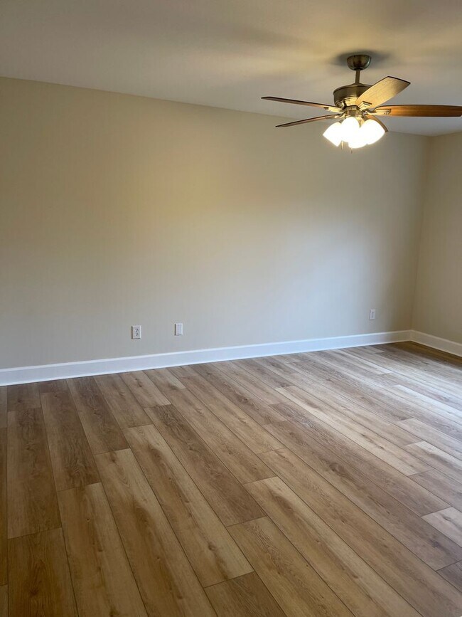 Building Photo - 383 Paine Lake Dr