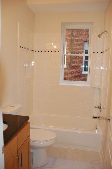 Building Photo - 1319 Park Rd NW