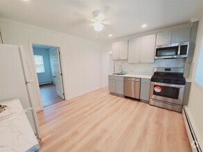 Building Photo - 3 br, 1.5 bath Condo - 41 Almira Dr Apt 1