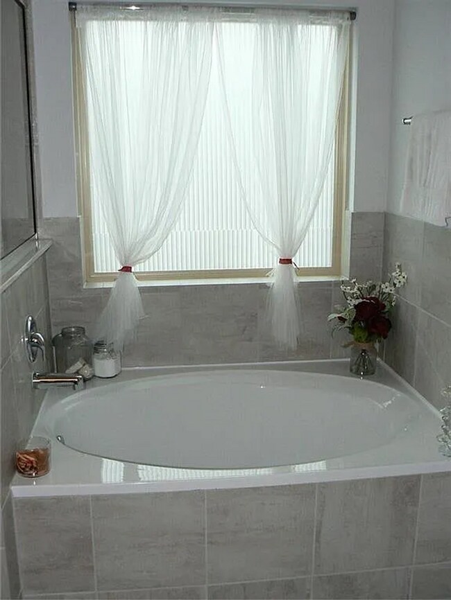 Building Photo - Coming Soon 4BR/2.5BA w/ Fenced Yard + Assigned Parking in Round Rock, TX