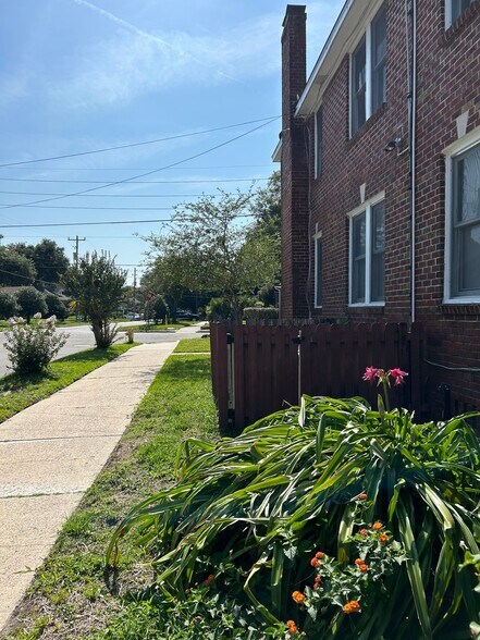 Building Photo - 768 Acosta St