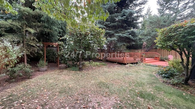 Building Photo - Inviting 3 BD | 2.5 BA Home w/ Massive Bac...