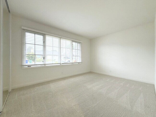 Building Photo - Centrally Located Single Level in Oceanside!
