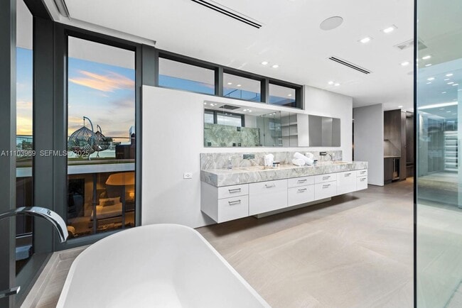 Building Photo - 440 Mola Ave