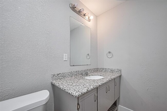 Building Photo - 2226 Rainbow Dr
