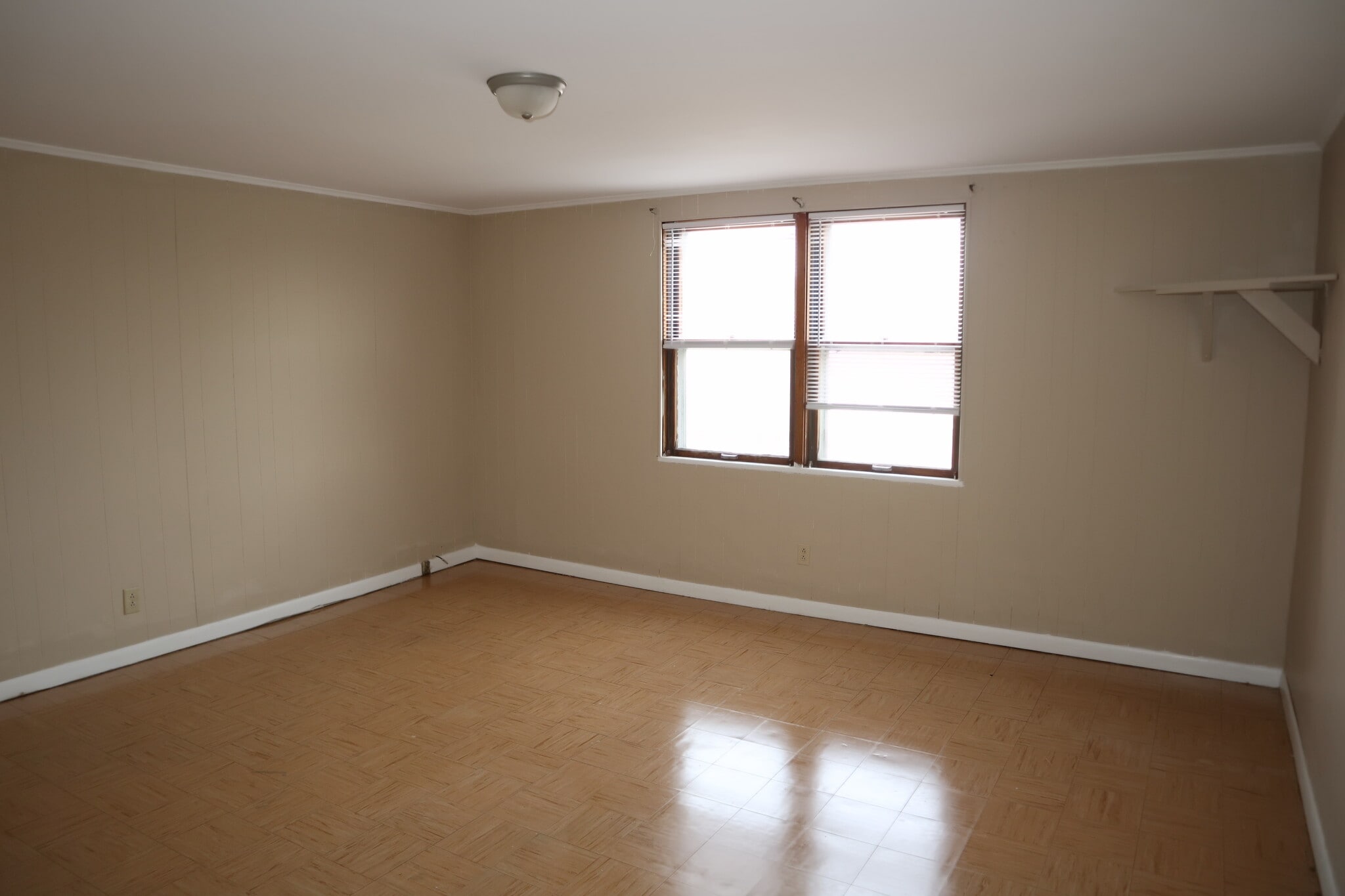 Building Photo - 823 Crest Ave