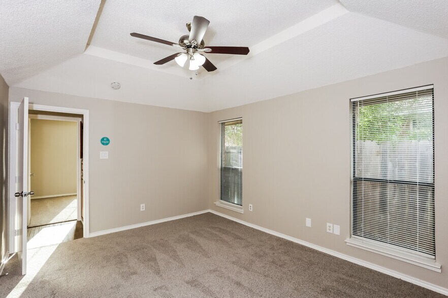 Building Photo - 2110 Mesa Wood Dr