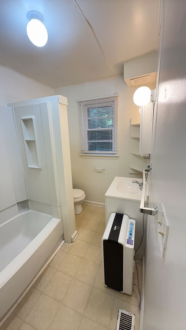 Building Photo - AVAILABLE JANUARY 2026 $2,200 AND IN AUGUS...