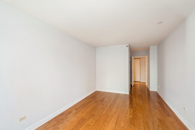Building Photo - 512 N McClurg Ct