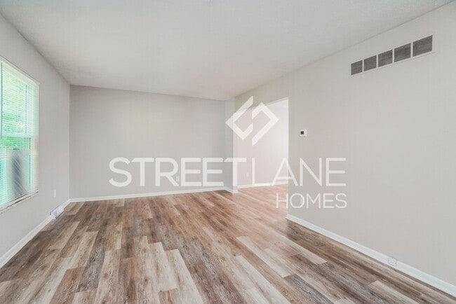 Building Photo - Charming 4 Bedroom in Reynoldsburg!
