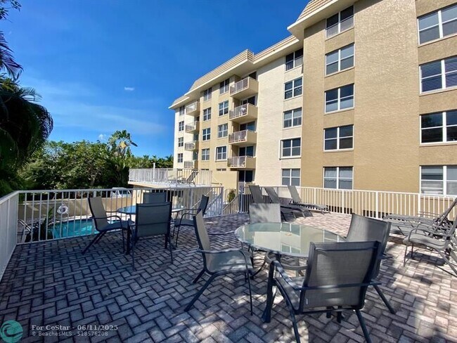 Building Photo - 1050 SE 15th St