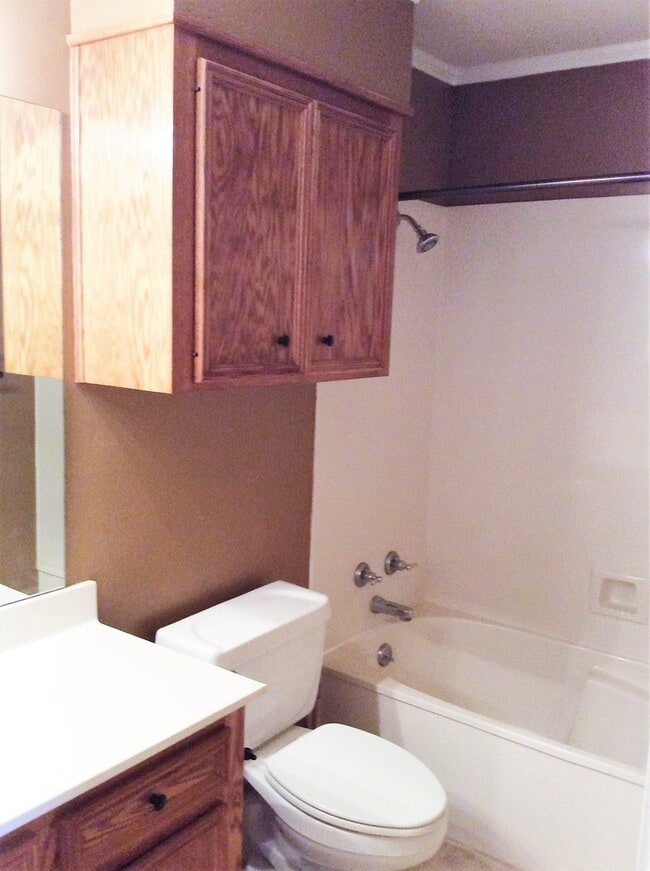 Building Photo - Great 3 bedroom, close to everything