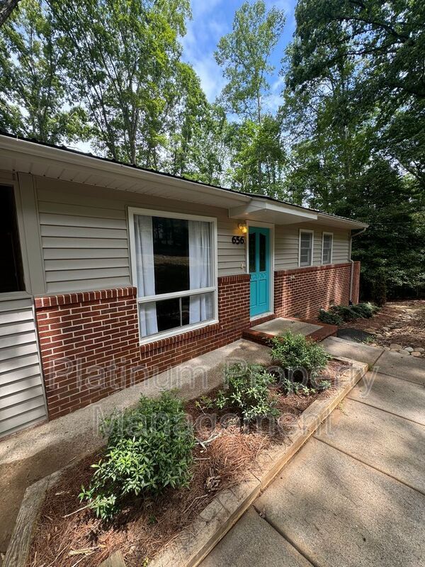Building Photo - 656 N Chestatee St
