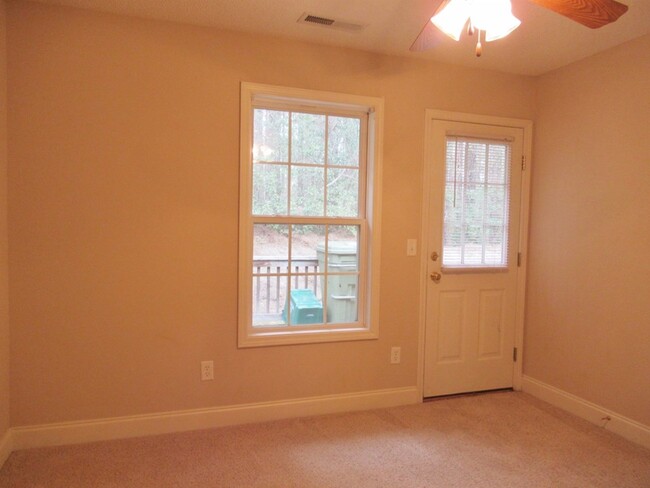 Building Photo - 3760 Beacon Dr