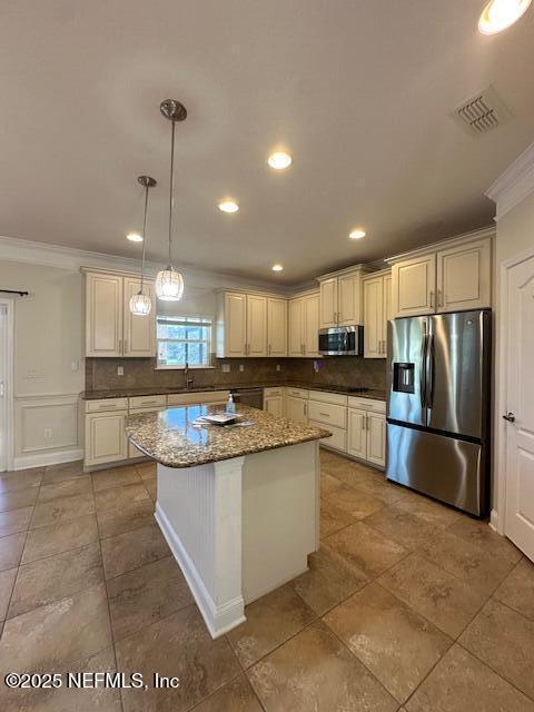 Building Photo - 738 W Kings College Dr