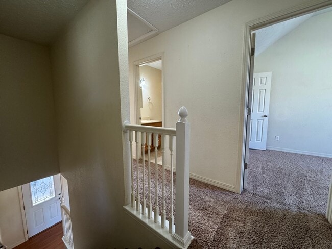 Building Photo - Spacious 3 bedroom, 2.5 bathroom Duplex