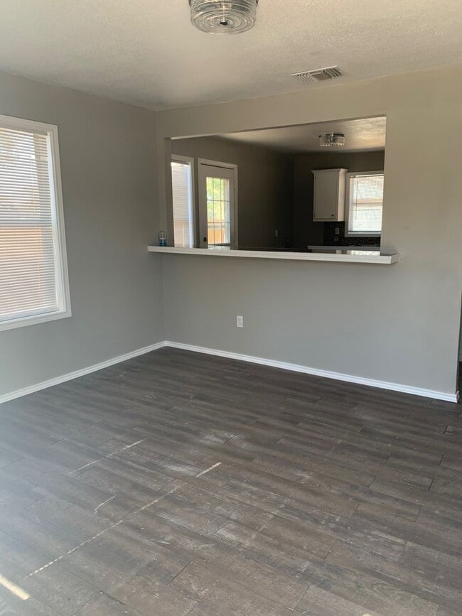 Building Photo - Super cute 2 bedroom in North Lubbock