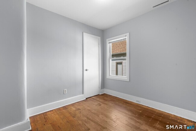 Building Photo - 165 Starr St