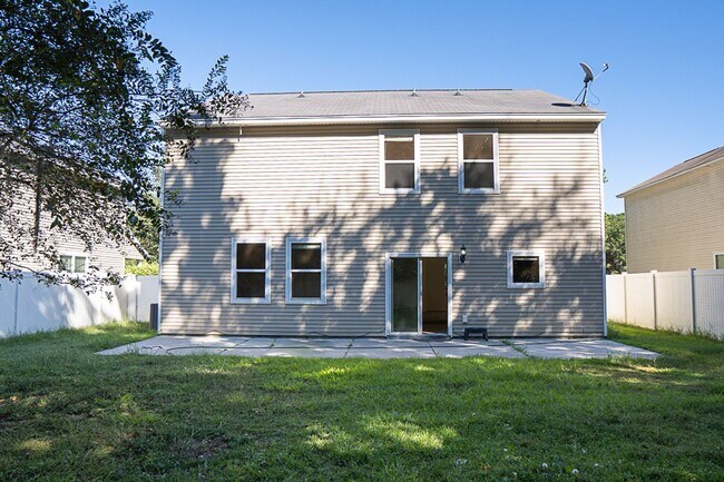 Building Photo - Four Bedroom in Shadow Moss