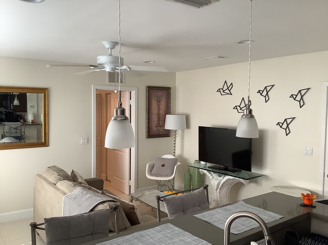 Building Photo - 2700 1st NE Ave