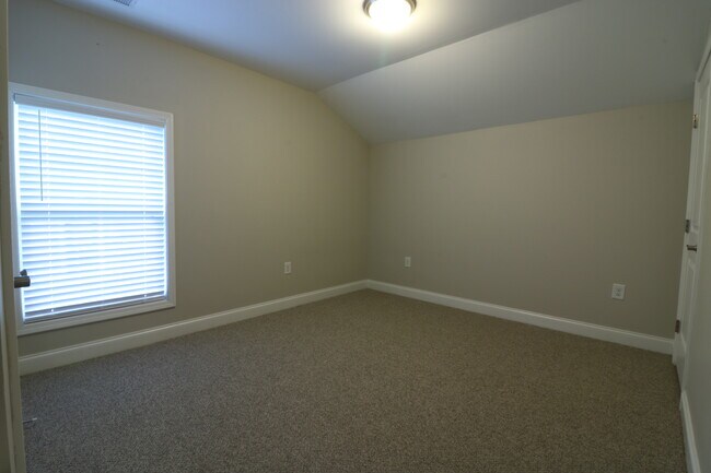 Building Photo - 383 E Woodland Dr