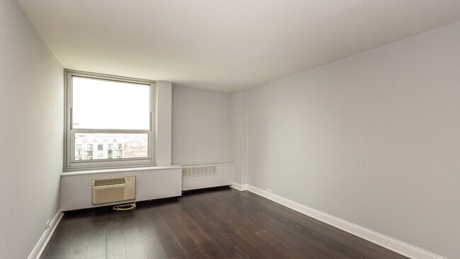 Building Photo - 1255 N Sandburg Terrace