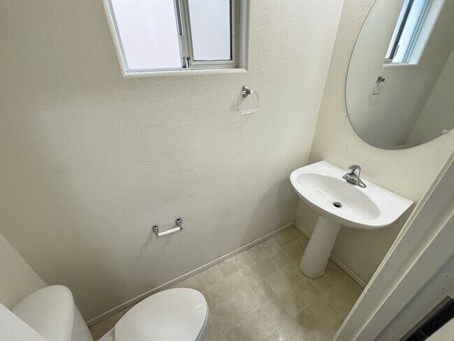 Building Photo - Gorgeous 3Bed/2.5Bath/2Car, 2-Story Home located in Spring Valley