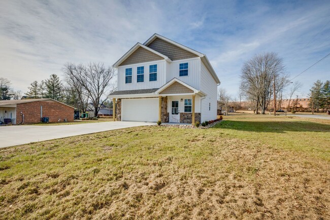 Building Photo - NEWLY BUILT 3 BED/2.5 BATH