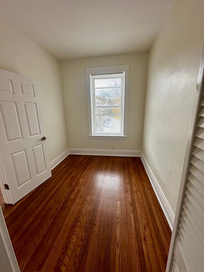 Building Photo - 1311 W Foster Ave