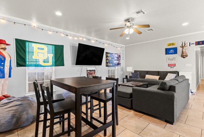 Building Photo - 5 bed 4 bath near campus!