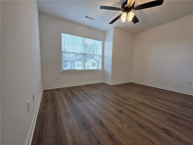 Building Photo - 805 N Crater Ave