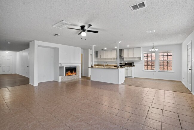 Building Photo - 5-bedroom, 3 bathrooms House for Rent