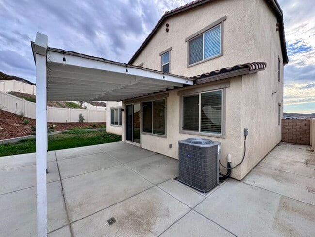 Building Photo - Spacious 4 Bedroom Home for Lease in Winch...