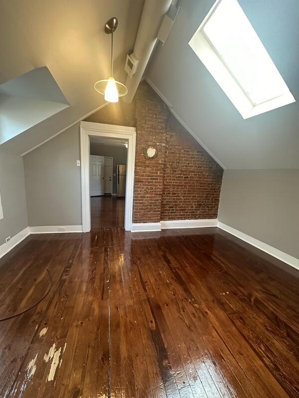 Building Photo - 2132 W 11th St