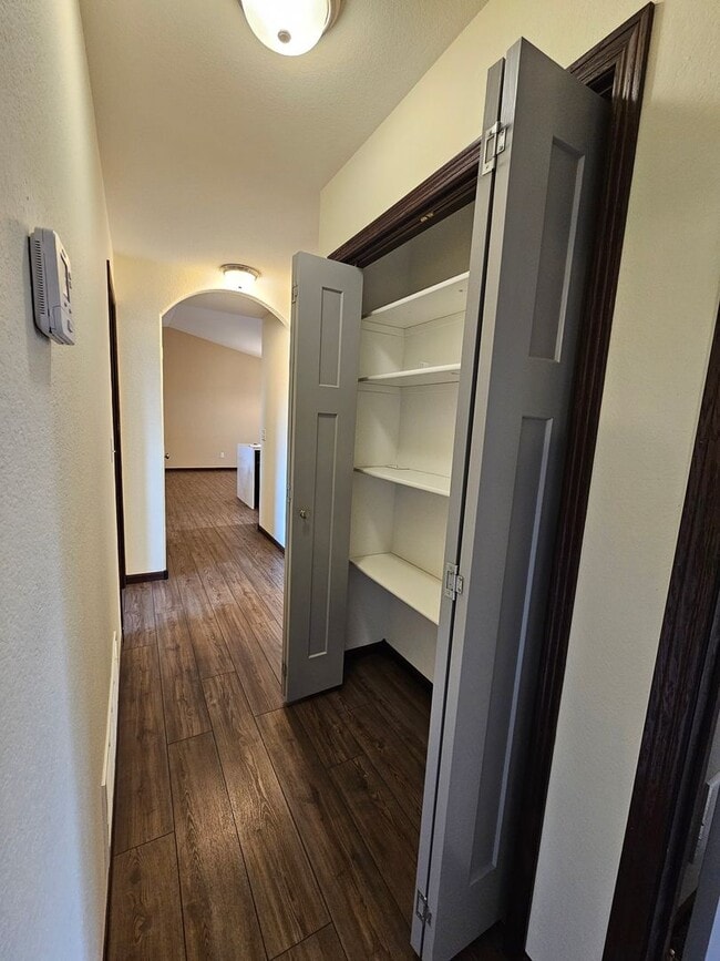 Building Photo - 3 BED | 2.5 BATH | SPLIT-FOYER HOME | DOUB...