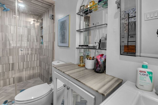 Building Photo - Charming and light-filled garden condo in ...