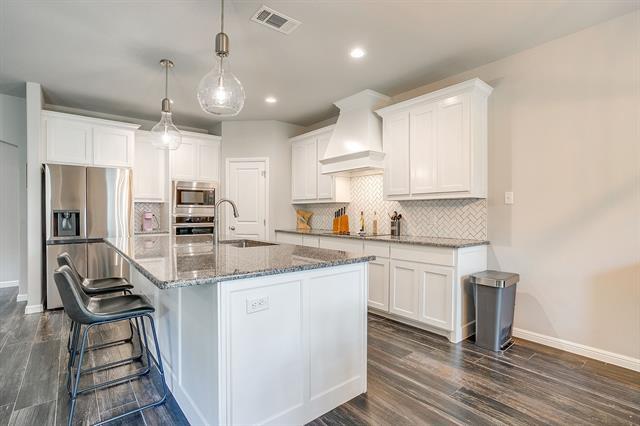 Building Photo - 404 Lacey Oak Ct