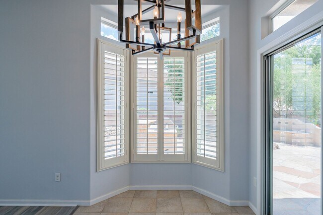 Building Photo - Gated Community!