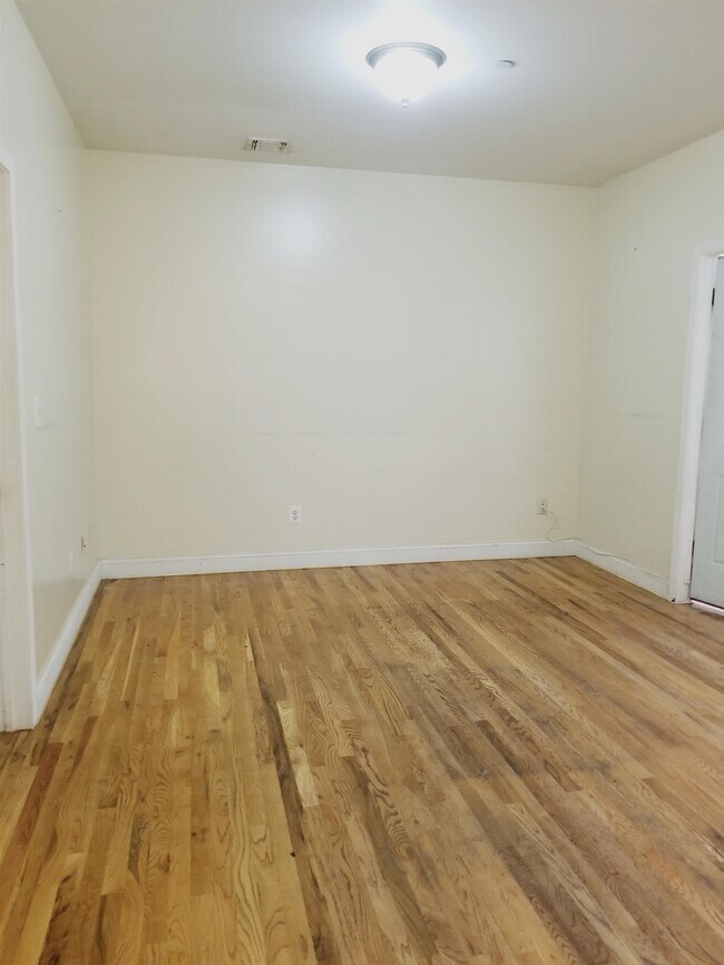 Building Photo - 510 25th St