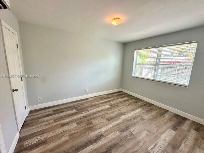 Building Photo - 1201 NE 5th Ave